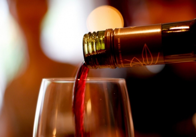  在玻璃杯中供应葡萄酒 